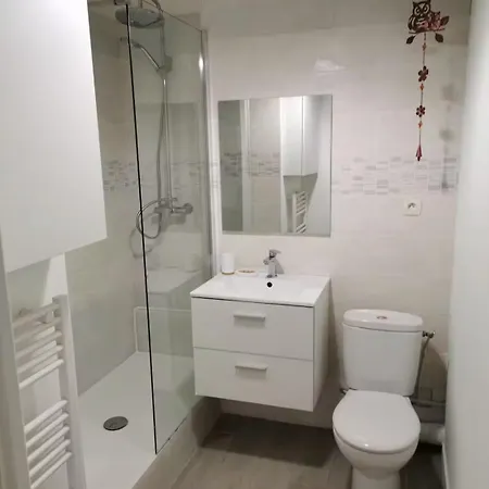 Sleeps 5 - Budget-friendly Flat - And Cozy Niza