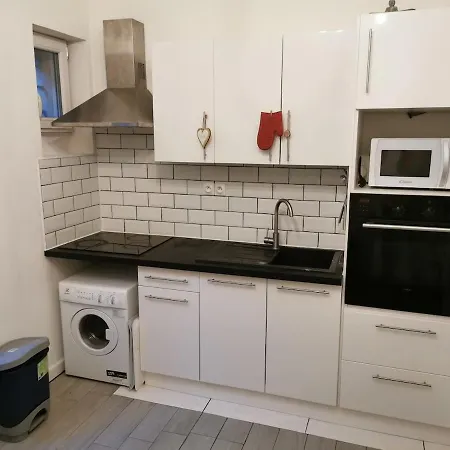 Sleeps 5 - Budget-friendly Flat - And Cozy * Niza
